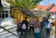 Polisi Kawal Penyaluran Bantuan Beras Bulog di Blang Mangat