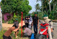 Tingkatkan Akses Informasi Wilayah, Mahasiswa KKN Unimal Pasang Papan Nama Dusun