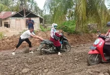 Wakil Bupati Aceh Utara Kawal Perbaikan Darurat Jalan Sawang lewat Gotong Royong