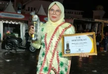 Dedikasi Pelestarian Budaya, Bu Dini Terima Anugerah Tokoh Seni Aceh Utara