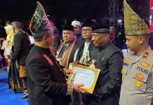 Bupati Aceh Utara Serahkan Penghargaan Tokoh Adat kepada Tgk Banta Khairullah