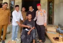 Abdullah Terima Kursi Roda dan Santunan dari Baitul Mal Aceh Utara