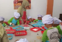 Belajar Sambil Membuat Kue, TK Shafira Kenal Dunia UMKM
