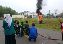 Kenalkan Bahaya Kebakaran, 80 Siswa TK Kartika Belajar Bersama Damkar