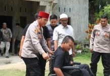 Kapolres Lhokseumawe Serahkan Kursi Roda untuk Bantu Mobilitas Abdullah