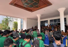 Aliansi Mahasiswa Unimal Demo Wali Kota Lhokseumawe