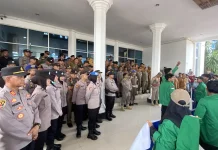 Personel Gabungan Kawal Aksi Mahasiswa Unimal di Kantor Wali Kota Lhokseumawe