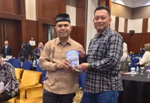Kepala SMAN 1 Matangkuli Serahkan Buku Karya Tulis kepada Kadisdik Aceh