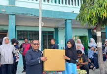 MTsN 1 Lhokseumawe Gelar Jalan Santai, Siswa Sambil Pungut Sampah