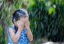 Mandi Hujan Bikin Anak Sakit? Ini Penjelasannya