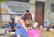 FISIP Unimal Latih Kelompok Perempuan Uteun Gelinggang Produksi Kerupuk Kukuet