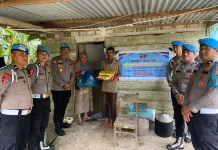Warga Kurang Mampu Terima Bantuan Sembako dari Si Propam Polres Aceh Utara