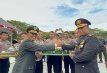 HUT TNI ke-81, Kapolres Lhokseumawe Serahkan Kue Ulang Tahun kepada Danrem