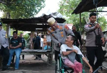 Kapolres Lhokseumawe Salurkan Kursi Roda dan Tongkat untuk Warga Kuta Blang
