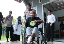 Kapolres Lhokseumawe Bantu Kursi Roda untuk Warga Muara Dua