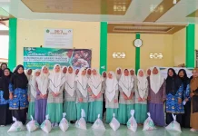 MTsN 2 Aceh Timur Salurkan 55 Paket Beras dan 145 Paket Buku Tulis
