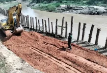 Babinsa Awasi Pembuatan Tanggul Sungai Krueng Pase