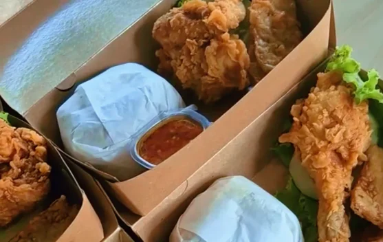 Ayam Gepuk Al-Fariz, Perpaduan Gurih Nasi dan Harumnya Daun Jeruk