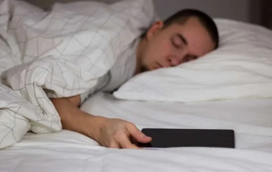 Bahaya Tidur di Sebelah Gadget