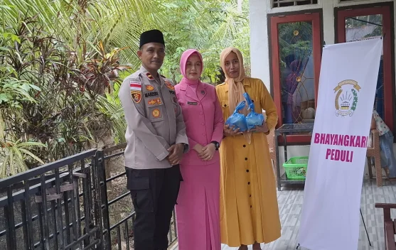 Aksi Door To Door Bhayangkari Menyapa Warga dan Berbagi Takjil