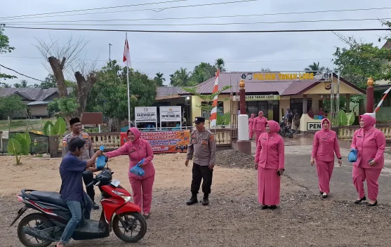 Polsek Tanah Luas Salurkan Takjil dan Santuni Yatim