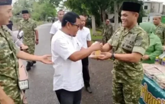 Canda Tawa Warnai Aksi Berbagi Takjil Koramil Paya Bakong