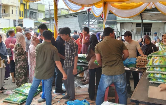 Warga Serbu Operasi Pasar di Blang Tuphat Timur