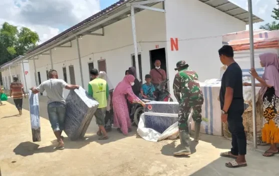 Bantuan BNPB Tiba di Huntara Langkahan, TNI Dampingi Penyaluran Kasur