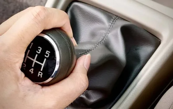Kenapa Banyak Pengemudi Masih Bertahan dengan Mobil Transmisi Manual?