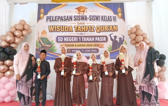 Pelukan Terakhir: Isak Tangis Warnai Perpisahan SDN 1 Tanah Pasir