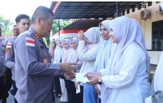 Kapolres Aceh Utara Berikan Tali Asih Kepada 25 Orang Pekerja Harian Lepas