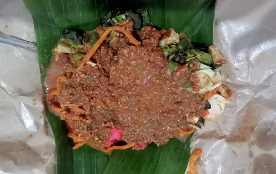 Pecal Mie, Perpaduan Sayur Segar dan Bumbu Kacang yang Menggoda