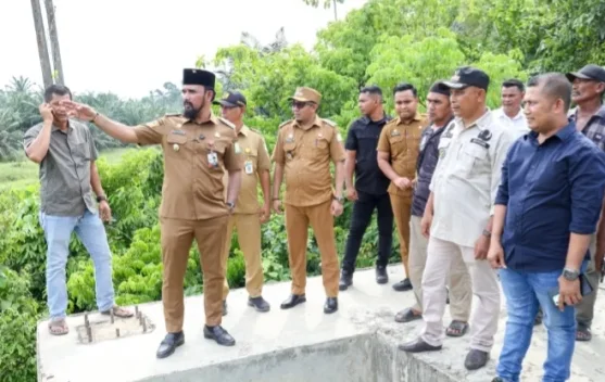 Bupati Aceh Timur Tinjau Proyek Jembatan Gantung Mangkrak
