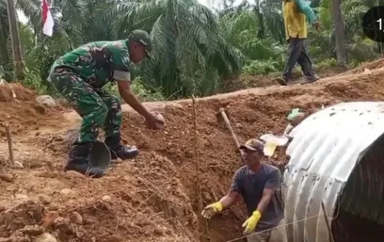 Babinsa Dampingi Pembangunan Jembatan Aramco di Desa Cot Girek