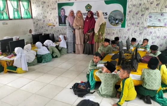 Ketua DWP Kemenag Aceh Timur Kunjungi MIN 13