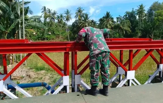 Babinsa Patroli Jembatan Babah Krueng, Pastikan Aktivitas Warga Tetap Lancar