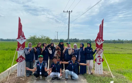 Semarak Kemerdekaan! Mahasiswa KKN Kelompok 26 UNIMAL Bangun Gapura di Desa Bayu