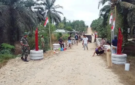 Sambut HUT RI ke-81, Warga dan Babinsa Gotong Royong Hiasi Desa dengan Merah Putih