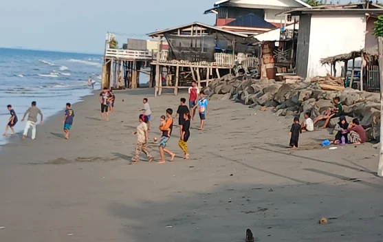 Anak-anak Manfaatkan Pantai Ujong Blang Bermain Bola saat Air Surut