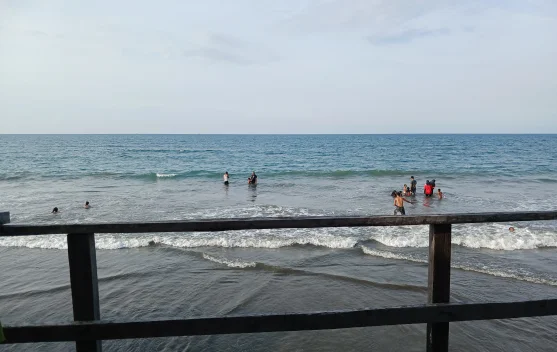 Warga Lhokseumawe Manfaatkan Libur 17 Agustus Mandi Laut di Pantai Ujong Blang