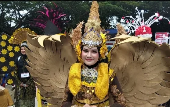 Peserta Karnaval SMA Negeri 1 Lhokseumawe Tampilkan Drum Band dan Busana Kreasi