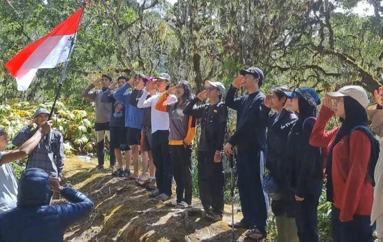 HUT RI ke-81, Pendaki Aceh Kibarkan Merah Putih di Telaga Hitam Burni Greudong