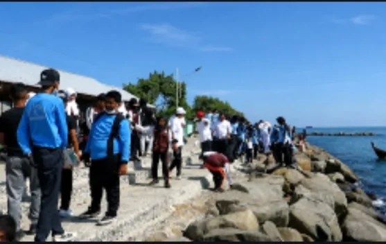 DLHK dan PII Bersihkan Pantai Jagu Lhokseumawe