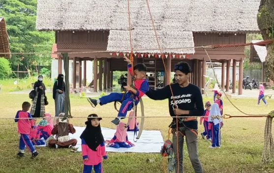 RA Al Qasim Ajak Anak Cintai Budaya Aceh lewat Outbound