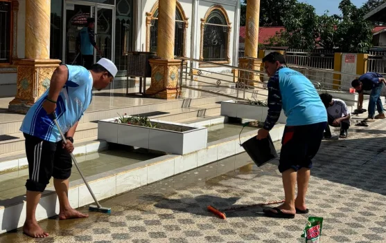 Milad BKPRMI Ke-49 Puluhan Kader Lakukan Bersih-Bersih Masjid