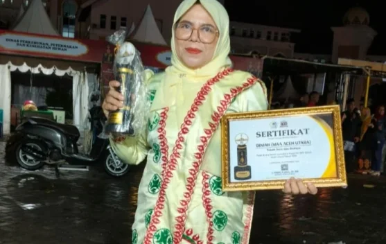 Dedikasi Pelestarian Budaya, Bu Dini Terima Anugerah Tokoh Seni Aceh Utara