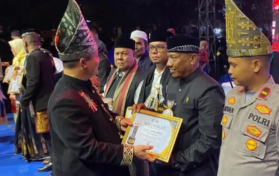 Bupati Aceh Utara Serahkan Penghargaan Tokoh Adat kepada Tgk Banta Khairullah