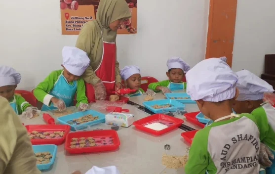 Belajar Sambil Membuat Kue, TK Shafira Kenal Dunia UMKM