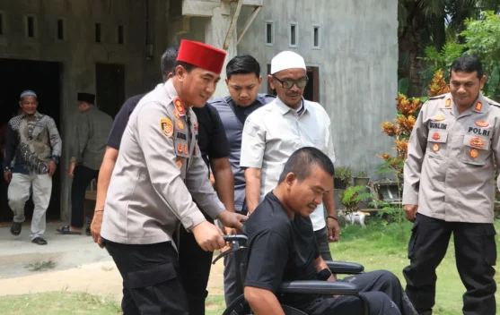 Kapolres Lhokseumawe Serahkan Kursi Roda untuk Bantu Mobilitas Abdullah