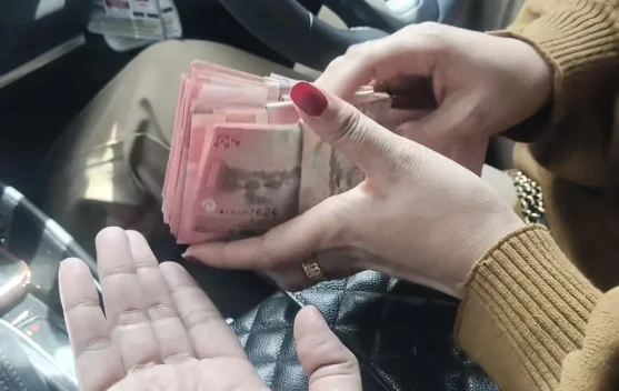 Tekanan Keuangan Berkepanjangan Dikaitkan dengan Penuaan Otak Lebih Cepat